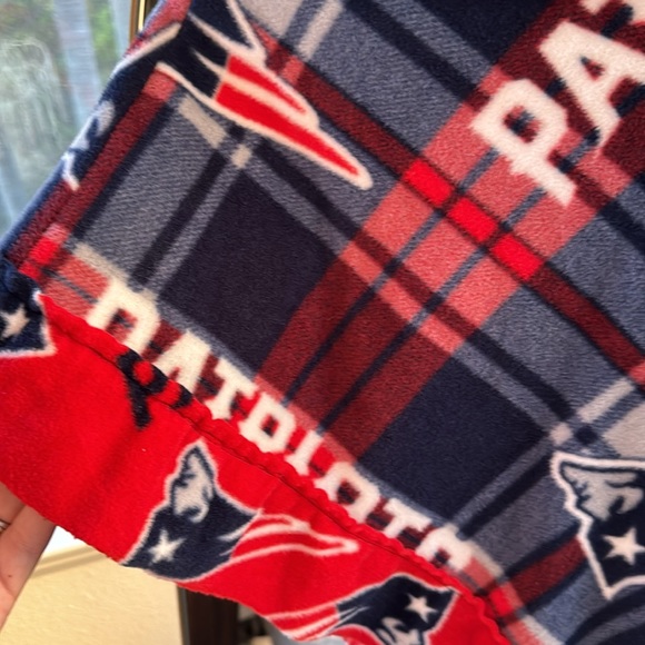 Girls fleece NE Patriots poncho - Picture 3 of 3